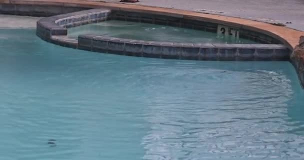 Mały basen z czystą wodą. — Wideo stockowe