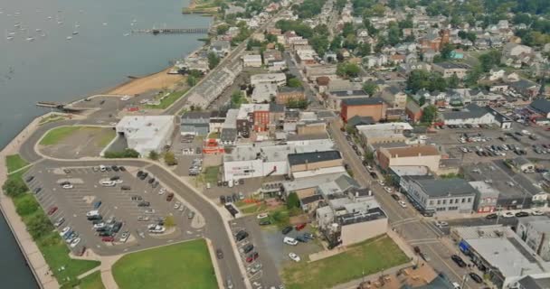 Avión teledirigido vista panorámica del puerto de muelle de la bahía una zona de pesca común en Keyport ciudad EE.UU. — Vídeo de stock