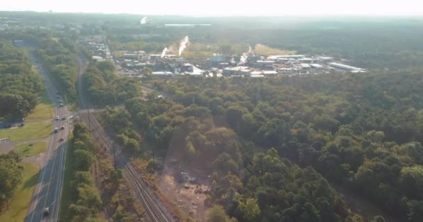 Panoramisch uitzicht vanuit de lucht op de productie van chemische fabrieken in de industriële zone — Stockvideo