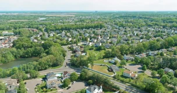 Πανοραμική θέα πράσινο γραφικό καλοκαιρινό τοπίο των μικρών ήσυχη αμερικανική Township East Brunswick στο New Jersey US — Αρχείο Βίντεο