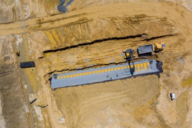 Ticari yapı için çevre dostu fırtına suyu çözeltileri inşa edin.