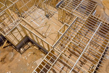 Hava üst görünümü ahşap kiriş çerçeve çerçeve çubuğu inşaat altında ev inşa ahşap kirişli yeni bina