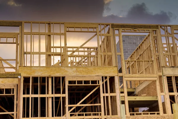 建設中の新しい家の建築木枠梁 — ストック写真