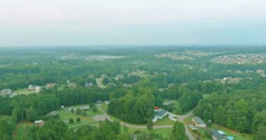 Küçük bir Amerikan kasabasındaki üst hava durumunu izleyin Kaynar bahar Güney Carolina şehir çatıları yaz manzarası