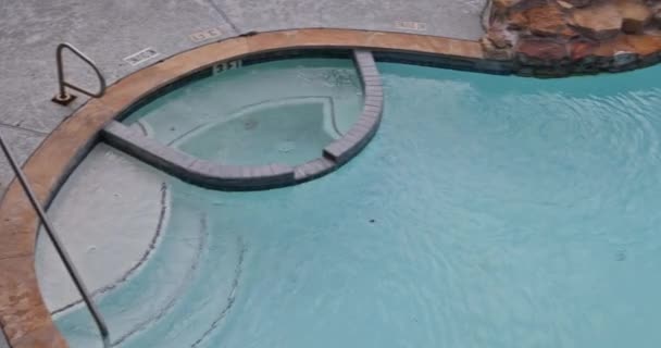 Abertura da piscina do quintal com água antes da limpeza — Vídeo de Stock