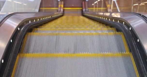 Порожні сходи ескалатора, що рухаються у терміналі — стокове відео