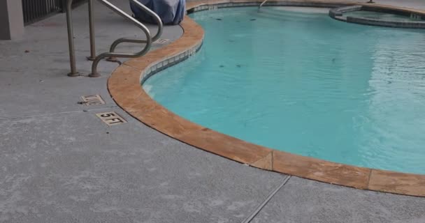 Una piscina es con agua utilizada para nadar otras actividades acuáticas — Vídeo de stock