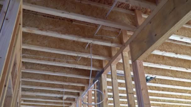 Trave di incorniciatura di nuova casa in costruzione home framing — Video Stock