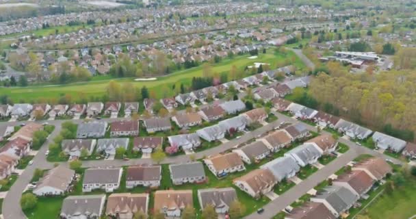 Воздух сверху вид на сезонный американский пейзаж красивый маленький зеленый городок в Крэнбери Нью-Джерси США — стоковое видео