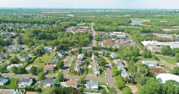 Panoramatický pohled na malé klidné americké město East Brunswick u stromů zeleň malebné letní sezónní krajiny v New Jersey US — Stock video
