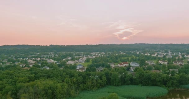 Verano Paisaje panorámico americano de la pequeña ciudad en East Brunswick Nueva Jersey con vista aérea — Vídeos de Stock