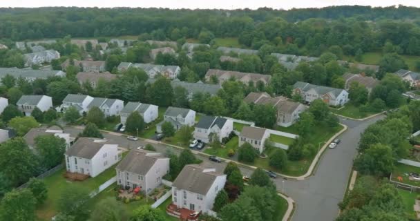 ニュージャージー州東ブランズウィックの小さな田舎町の夏の住宅地景観のパノラマトップビュー — ストック動画