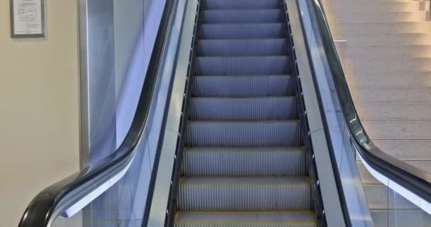 Airport terminal moving of escalator steps — Stockvideo