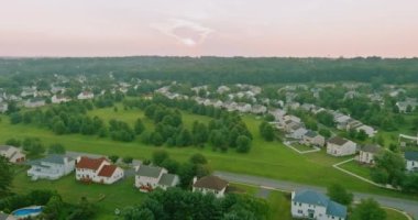 New Jersey 'deki New Jersey' deki küçük Amerikan kasabası şehir çatıları yaz manzarasına bakın.