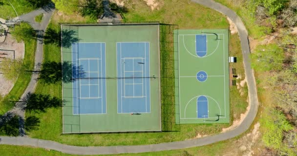 Cancha de tenis al aire libre y cancha de baloncesto en el parque desde una altura en otoño — Vídeos de Stock