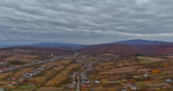 Panorama powietrzna wsi krajobraz wiejski z po zbiorach w pięknej jesieni — Wideo stockowe