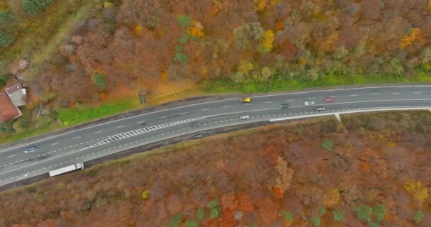 Aerial view over road in the middle of a valley beautiful landscape — Wideo stockowe