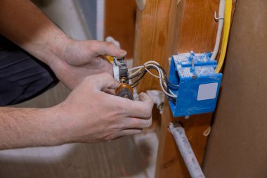 Elektrik kabloları kapsül paneli için vidaların elektrik prizini kaldırmaya hazırlanılıyor