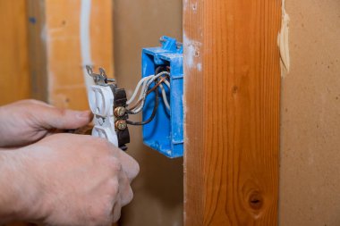 Elektrik kabloları kapsül paneli için vidaların elektrik prizini kaldırmaya hazırlanılıyor