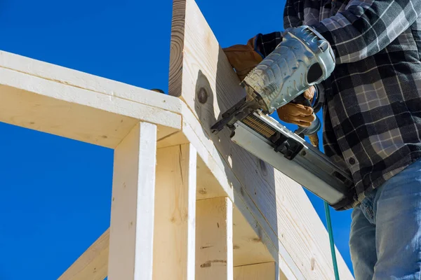 木匠在建筑工地用空气锤钉木梁的木匠 — 图库照片