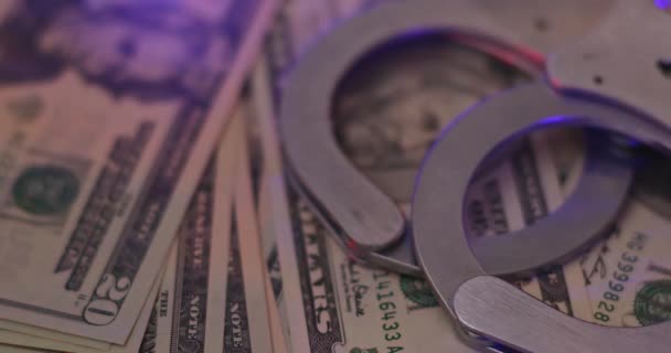 Red light flasher police of handcuffs on American dollar bills — Stock video