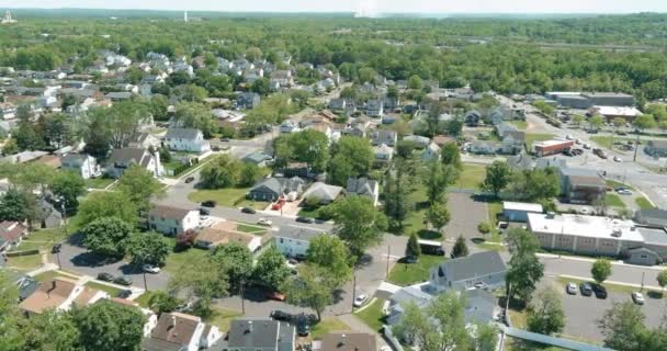 Αεροφωτογραφία μιας αμερικανικής υπαίθρου μικρή πόλη γραφικό εποχιακό τοπίο από ψηλά στο Sayreville New Jersey — Αρχείο Βίντεο