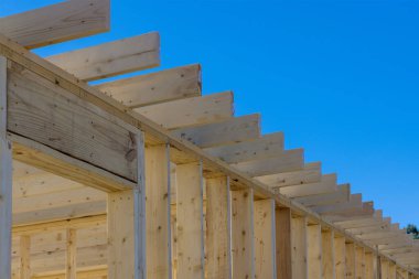 Bir apartman inşaat duvarının tamamlanmamış kirişini görüntüle