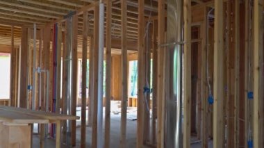 İnşaat halindeki yeni bir evin ahşap çerçevesi.
