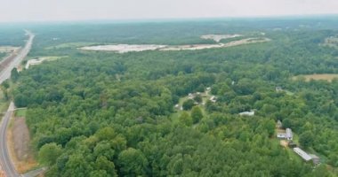 Açık çukur madeninin Arial görüntüsü toprak işçiliği için ağır madencilik makinelerinde taş öğütücüye dönüşüyor.