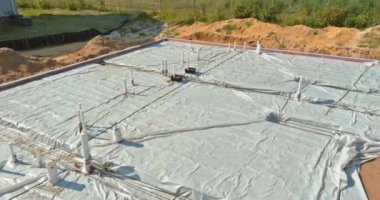 Beton dökmeden önce yerde PVC borular döşemek