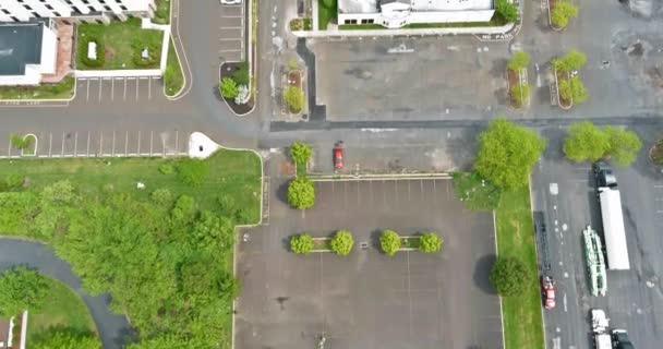 View top aerial in small american town in Bensalem Pennsylvania of urban rooftops — Video