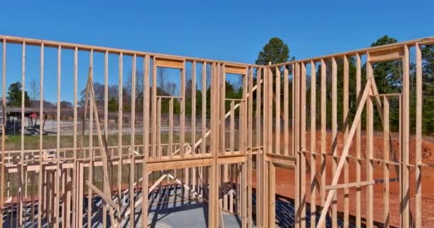 Fragmento de un nuevo hogar en construcción vigas de madera enmarcadas — Vídeos de Stock