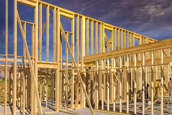 Yeni inşaat halindeki eve yeni kirişler döşeme çubuğu inşa edildi