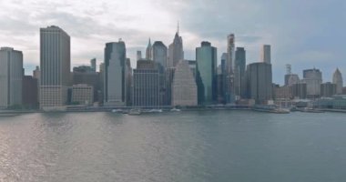 Yatın panoramik görüntüsü, Brooklyn Köprüsü 'nün karşısındaki Hudson Nehri New York' ta yolcuları taşıyor.