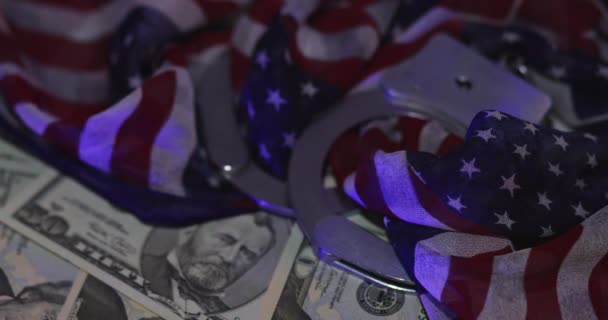 The violation of law in the financial sphere, corruption with light flasher police of handcuffs American dollar bills — Αρχείο Βίντεο