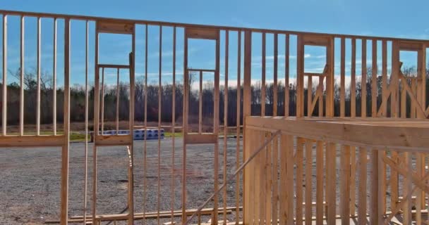 Vista aérea del marco de madera marco de viga palillo de la casa construida casa en construcción nueva construcción con armazón de madera — Vídeo de stock