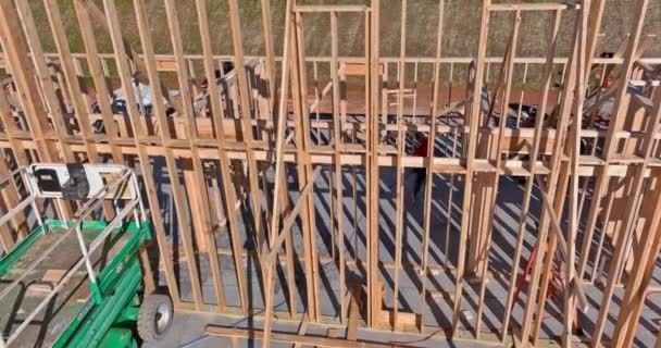 Estructura del marco del edificio de madera en un nuevo desarrollo — Vídeos de Stock
