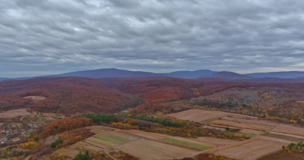 Schöne Panorama-Luftaufnahme mit Feldern von Höhenblick auf das Dorf — Stockvideo