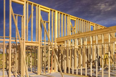 Yeni inşaat halindeki eve yeni kirişler döşeme çubuğu inşa edildi