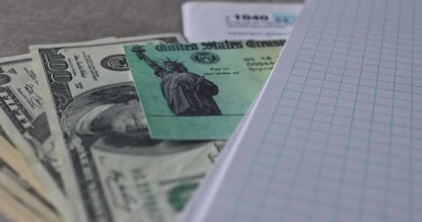 Stimulus economische belastingaangifte check en ons 100 dollar biljetten valuta — Stockvideo