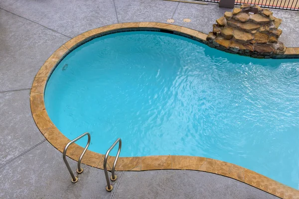 Una Piscina Con Agua Utilizada Para Nadar Otras Actividades Acuáticas —  Fotos de Stock