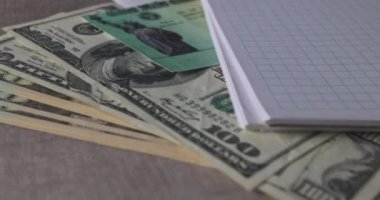 Geri ödeme çeki ve para birimiyle birlikte 1040 vergi formu. Yakın plan Amerikan dolarları.