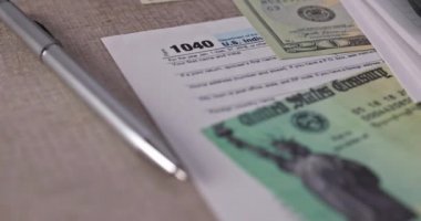 Uyarıcı ekonomik vergi iadesi çeki ve Amerikan para birimi 100 Amerikan doları. Bireysel Gelir Vergisi İadesi