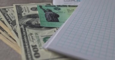 Geri ödeme çeki ve para birimiyle birlikte 1040 vergi formu. Yakın plan Amerikan dolarları.