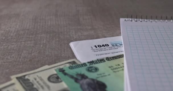 1040 Φορολογικό έντυπο με έλεγχο επιστροφής χρημάτων και κλείσιμο τραπεζογραμματίων δολαρίων ΗΠΑ — Αρχείο Βίντεο