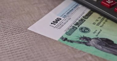 Bireysel Gelir Vergisi iadesi formu 1040 ABD Amerikan doları hesap makinesiyle.