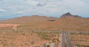 Panorama Arizona 'daki yerleşim yerlerinin bulunduğu dağ çölü yakınlarındaki Fountain Hills kasabasının hava görüntüsü.