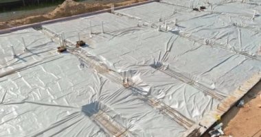 Yerdeki su tesisatı borularının altında kanalizasyon olan PVC boru hattı