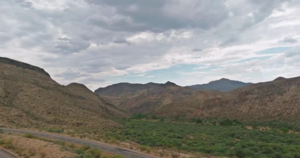 Überblick Wüstenlandschaft im Gebirge Arizonas — Stockvideo