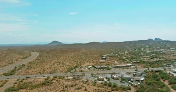 Uitzicht op een kleine stad een fontein heuvels in de N Beeline Hwy US 87 knooppunten snelwegen van in Arizona USA — Stockvideo